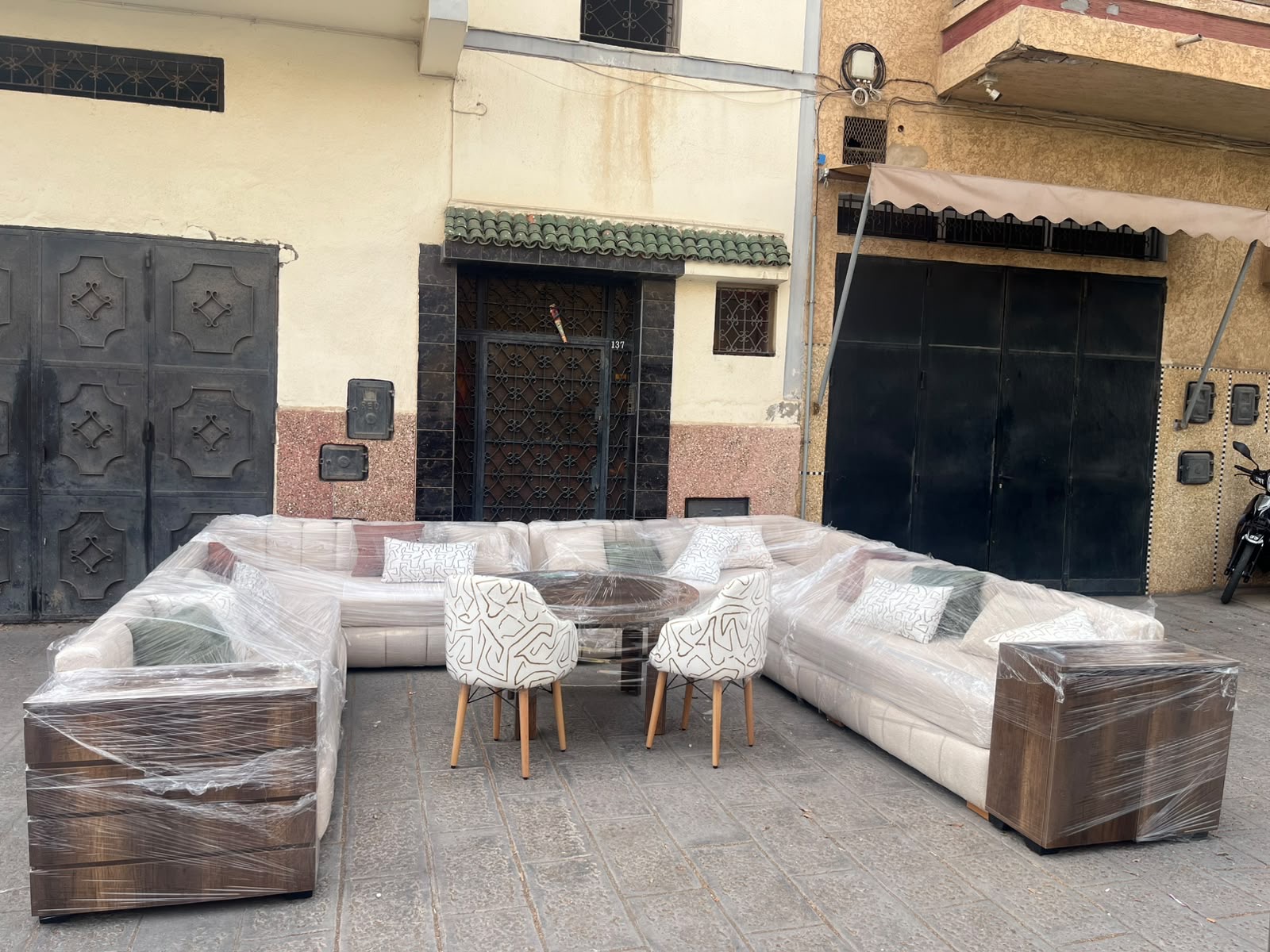 Salon Marocain Écru + Table & Fauteuils